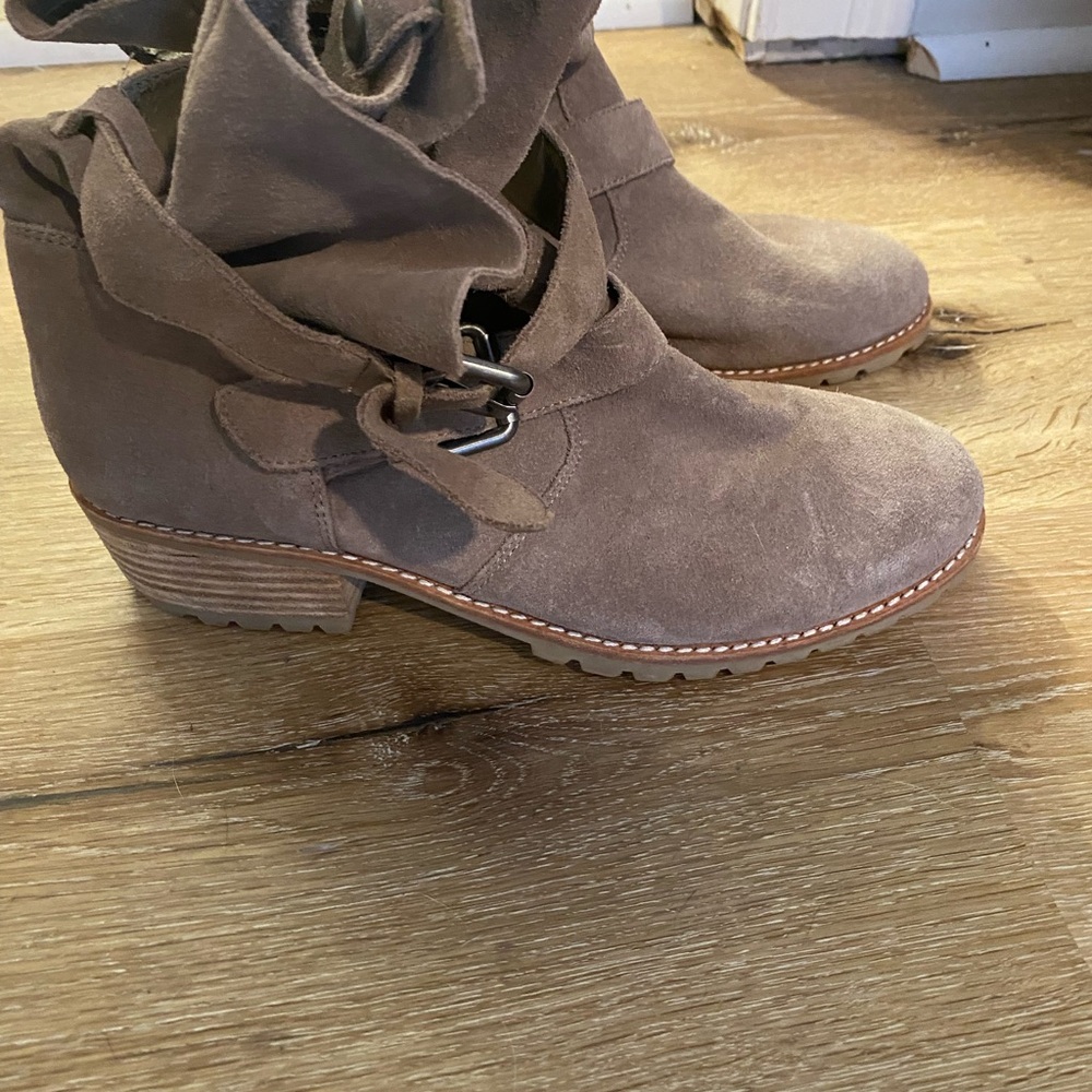 Dolce Vita size 8.5 Great condition ultra soft suede slouch boot